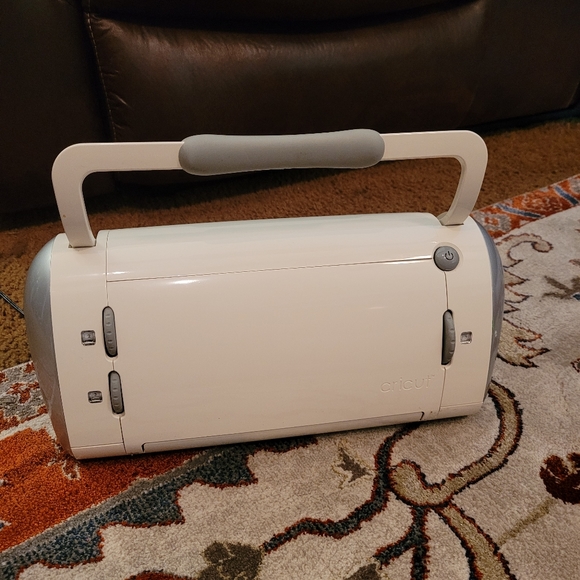 Cricut machine bundle - Picture 2 of 10